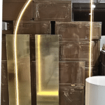 Panneau de bienvenue led avec verre transparent et support blanc vue de face