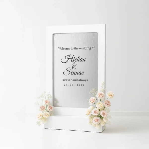 Mur à eau élégant avec panneau fontaine de bienvenue personnalisé pour mariage, décoré de fleurs blanches et roses