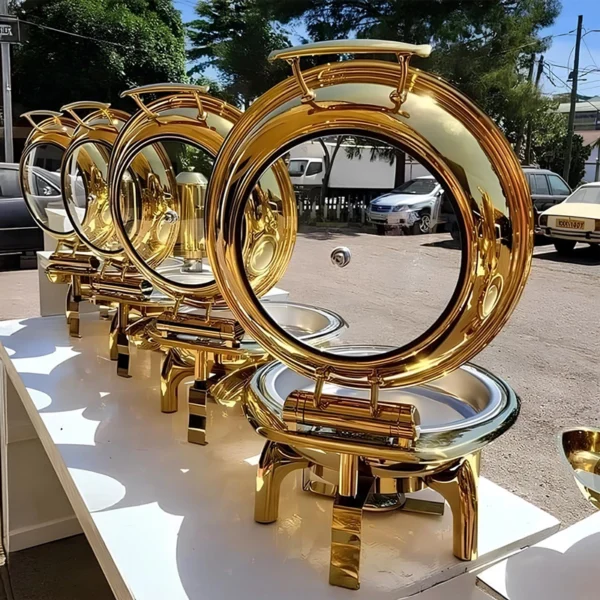 chauffe plat en or aligné sur une table